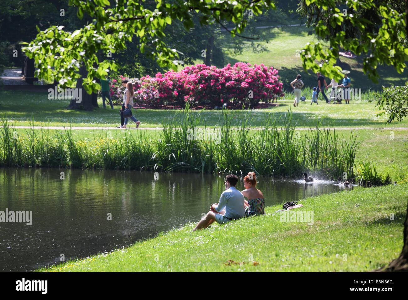 Menschen, die genießen einer Aussicht auf das Schloss Belvedere in Łazienki Park, der größte Park in Warschau, Polen. Stockfoto