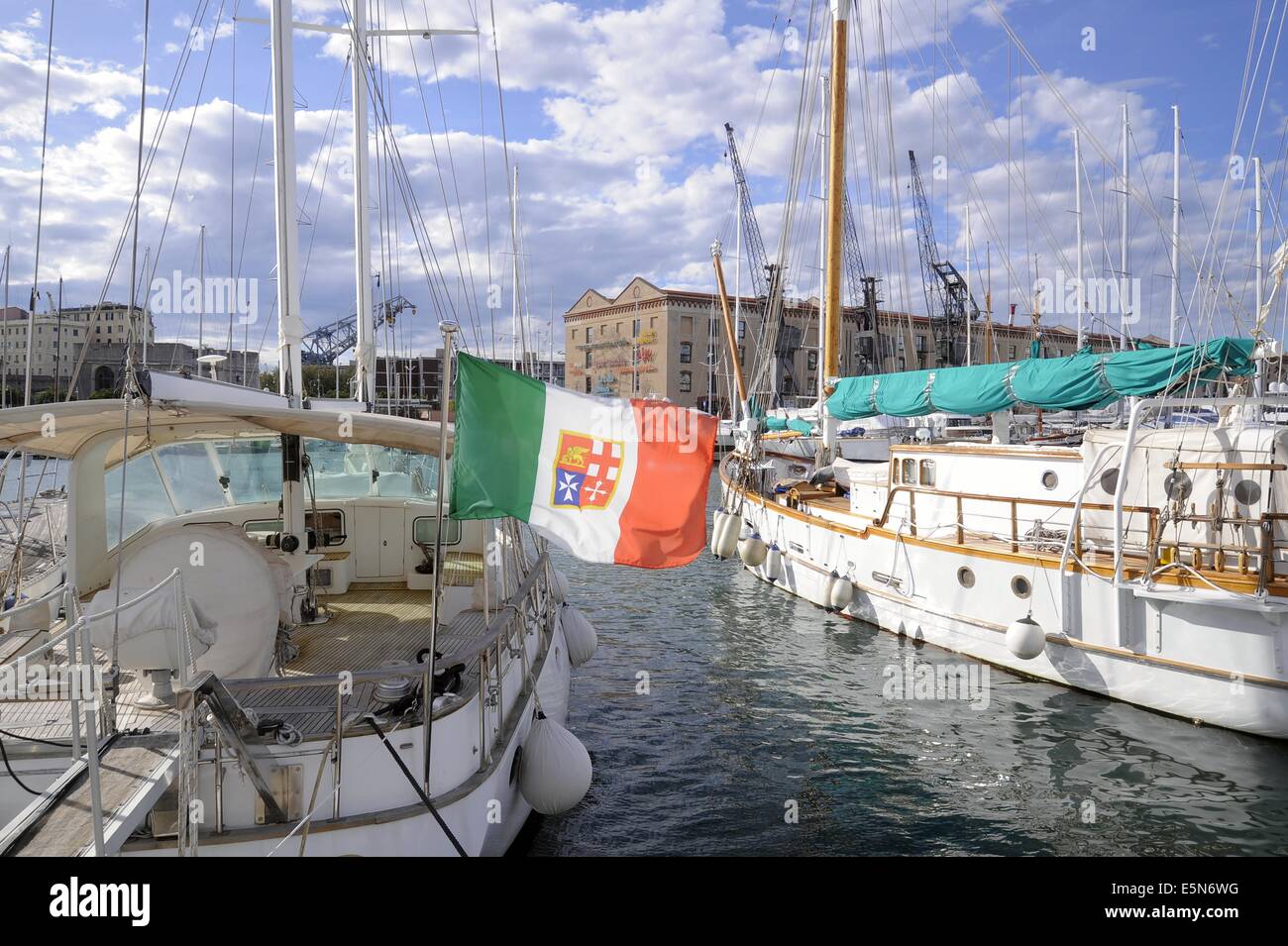 Genua, Italien, Anlegestelle für Ausflugsboote am alten Hafen Stockfoto