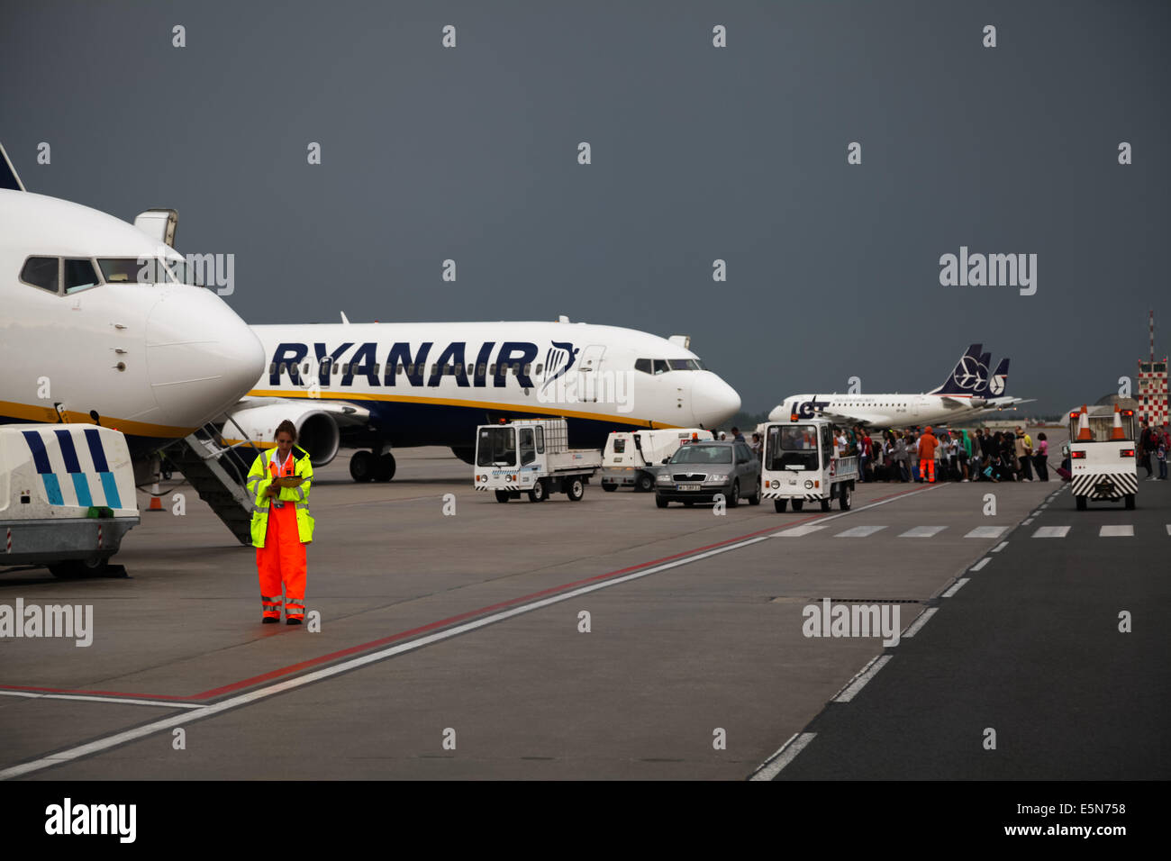 Ryanair-Flugzeuge an Bord wird ein lokales Gewitter in der Ferne im Laufe Stockfoto