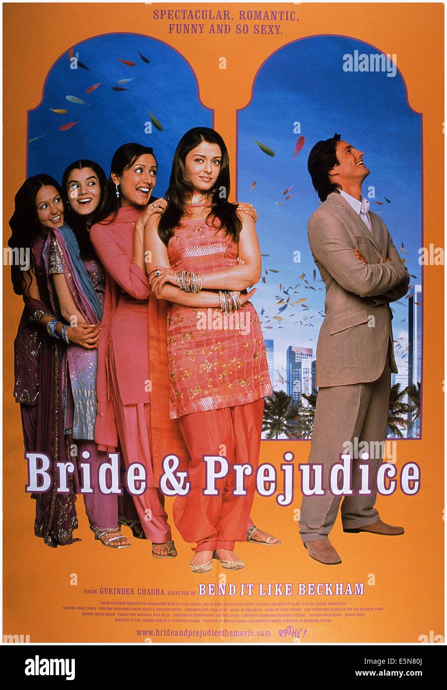 BRIDE AND PREJUDICE, Aishwarya Rai (zweiter von rechts), Martin Henderson (rechts), 2004, © Miramax/Courtesy Everett Collection Stockfoto
