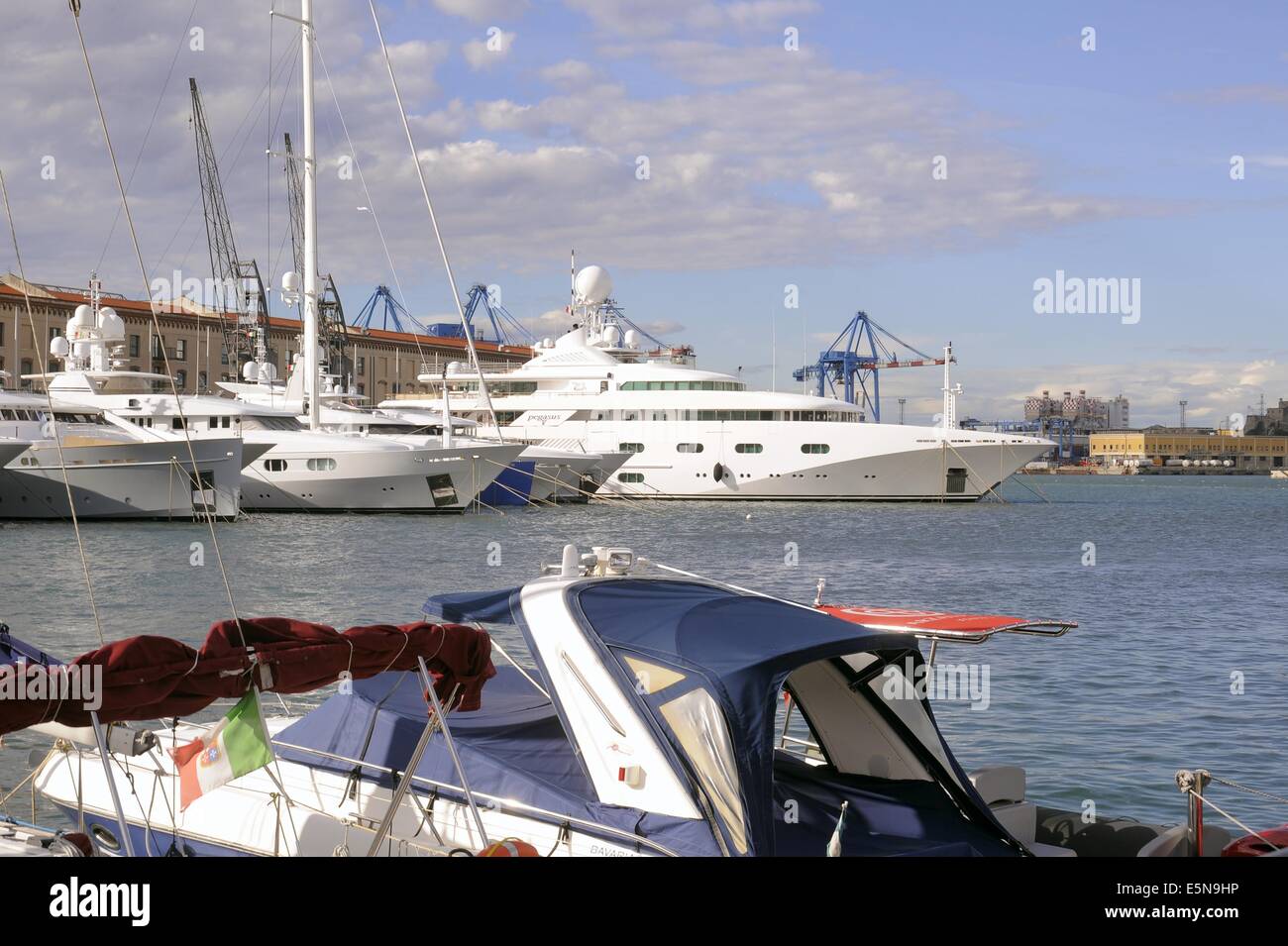 Genua, Italien, Anlegestelle für Ausflugsboote am alten Hafen Stockfoto
