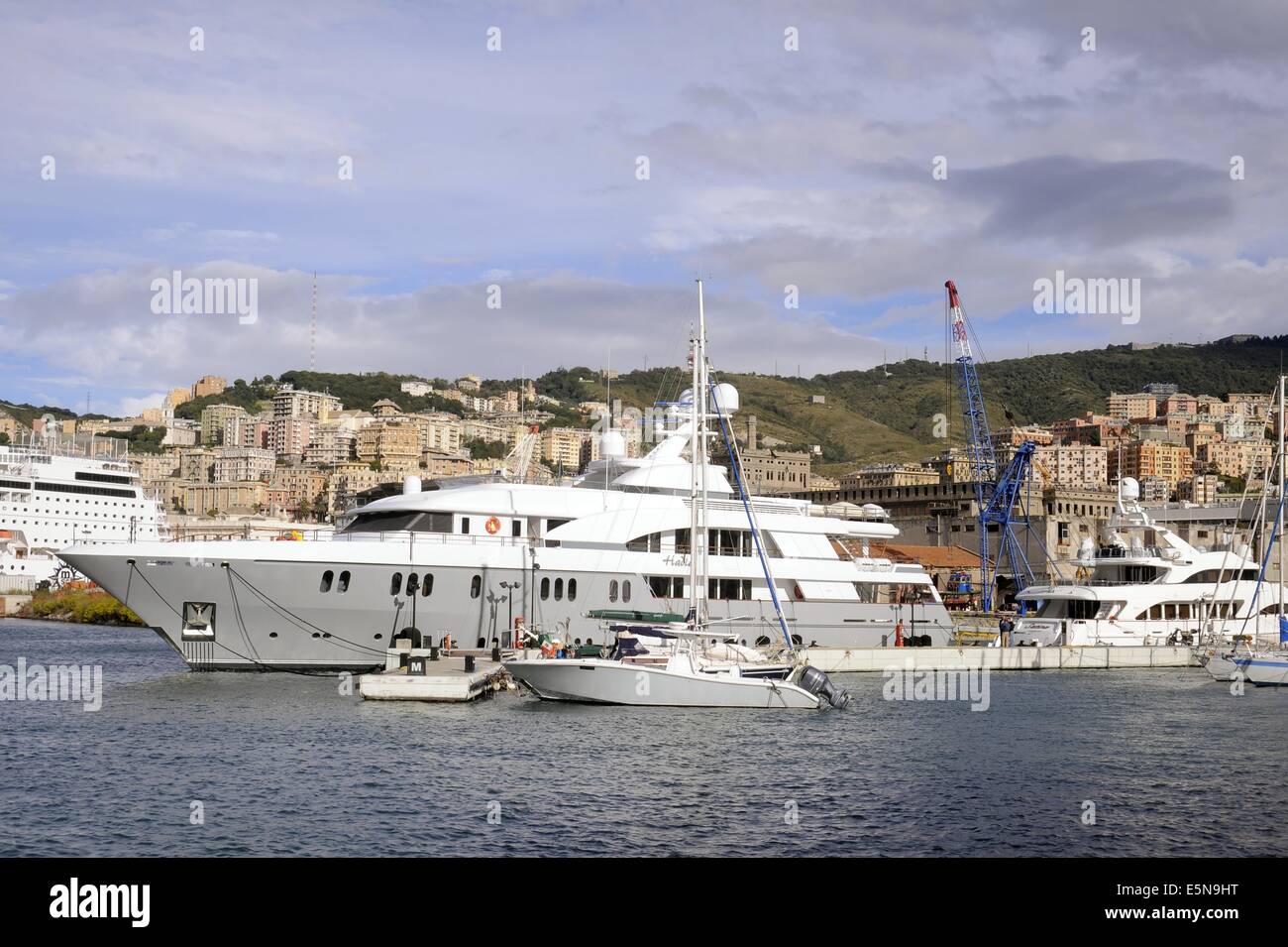 Genua, Italien, Anlegestelle für Ausflugsboote am alten Hafen Stockfoto