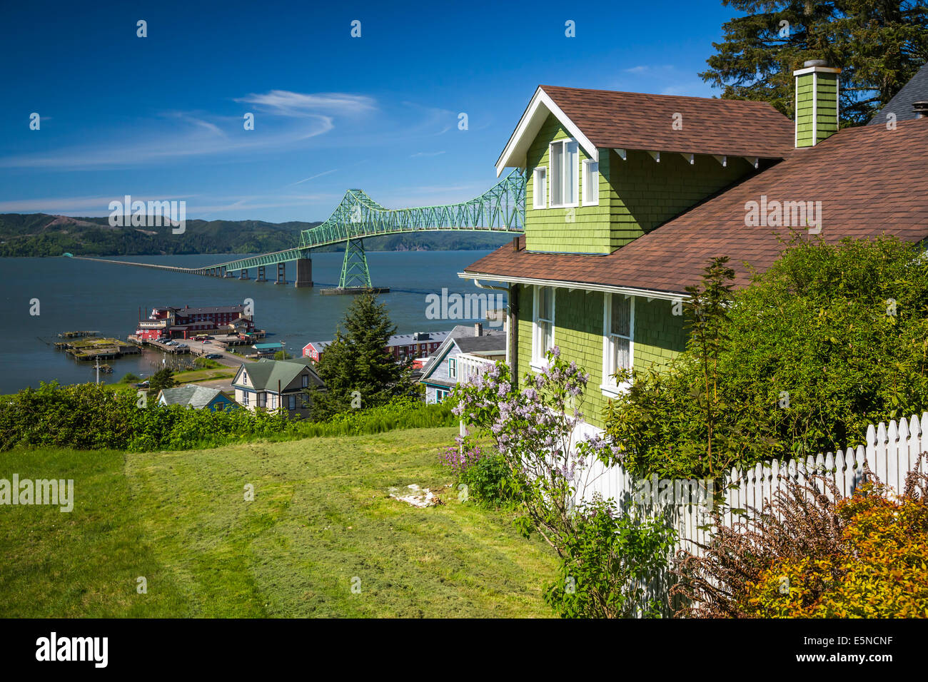 Blick auf die Astoria – Megler Brücke aus Coxcomb Hill in Astoria, Oregon, USA. Stockfoto