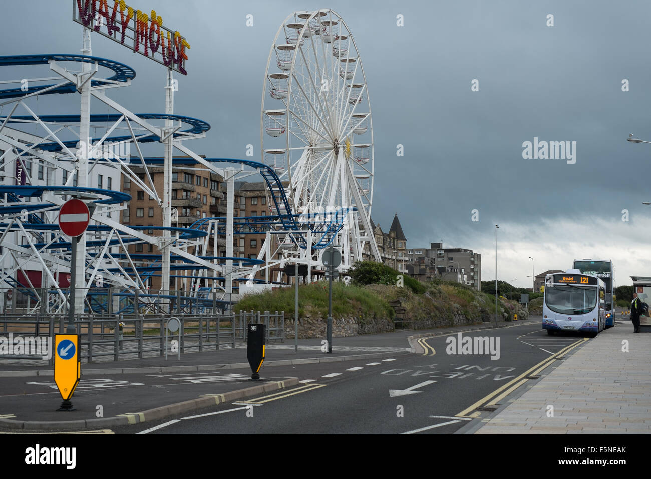 Bus und Rad, direkt am Meer, Weston-super-Mare Stockfoto