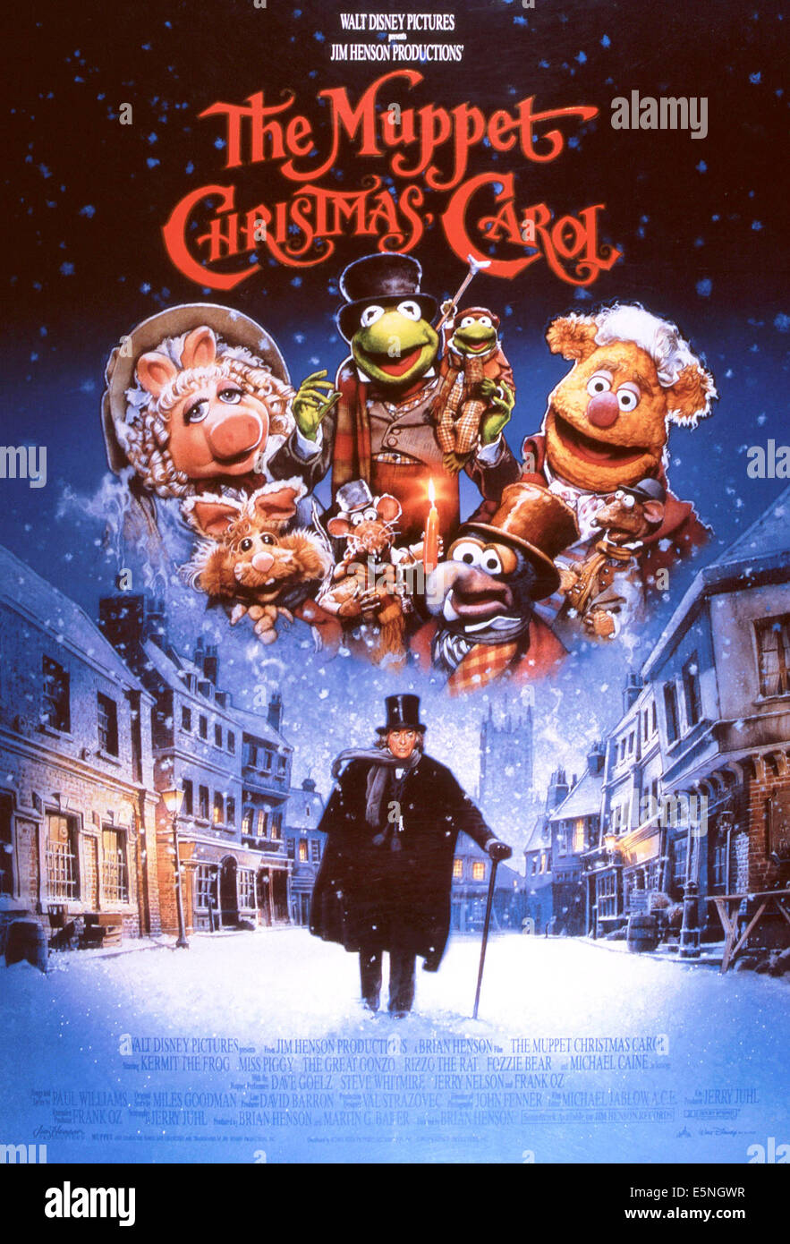 MUPPET CHRISTMAS CAROL oben von links: Robin (als Tiny Tim), Fozzie Bär, Miss Piggy, Kermit der Frosch center l-r: Bean Stockfoto
