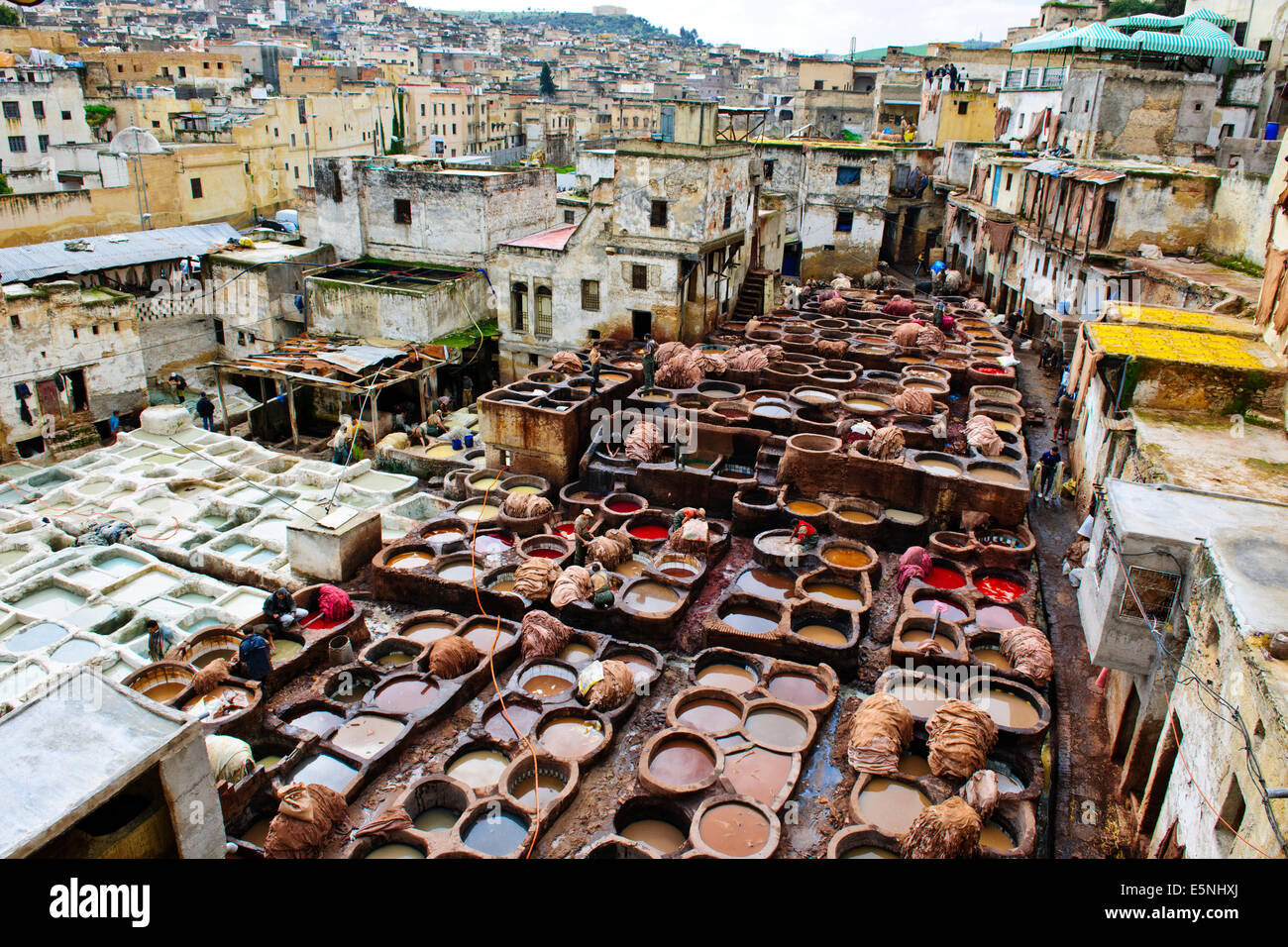 Fes, Leather District, sterben Gruben, Skins, Läden, die alle Arten von Lederwaren, Gerberei Chaouwara, Medina, Souk, Fes, Fez, Marokko Stockfoto