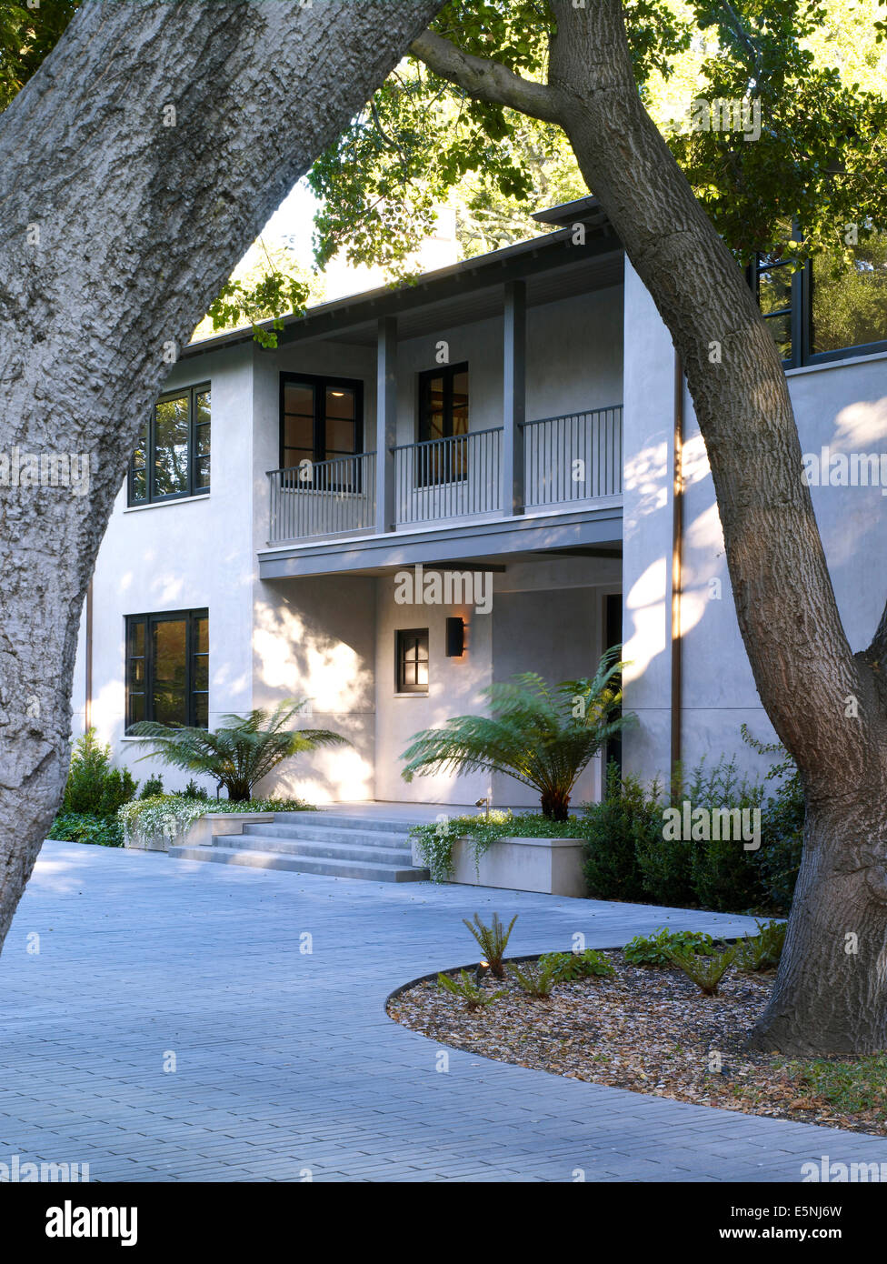 Balkon-Eingang und Zufahrt von Steinhaus, Atherton, Kalifornien, USA. Stockfoto