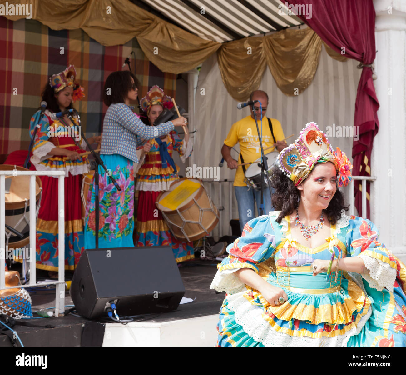 Die brasilianische Gruppe, Maracatudo Mafua, unterhalten das Publikum auf hügeligen Feldern beim Finale des BrockleyMax Festival 2014. Stockfoto