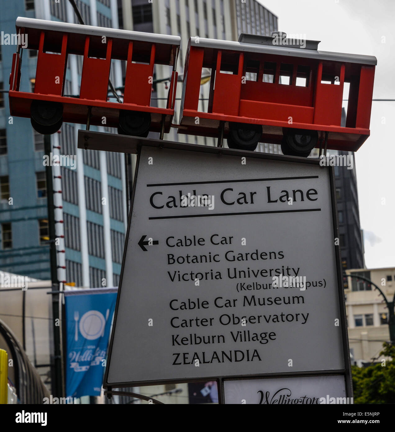 Wellington Cable Car Bahn Schild Wellington Lambton Quay mit einer roten Seilbahn Skulptur im Wellington Stadtzentrum Stockfoto