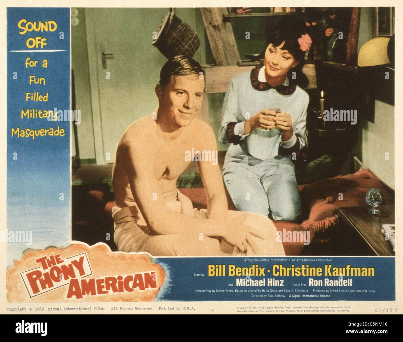 GEFÄLSCHTE AMERICAN, (auch bekannt als TOLLER HECHT AUF krumme TOUR), US-Lobbycard, von links: Michael Hinz, Christine Kaufmann, 1961 Stockfoto