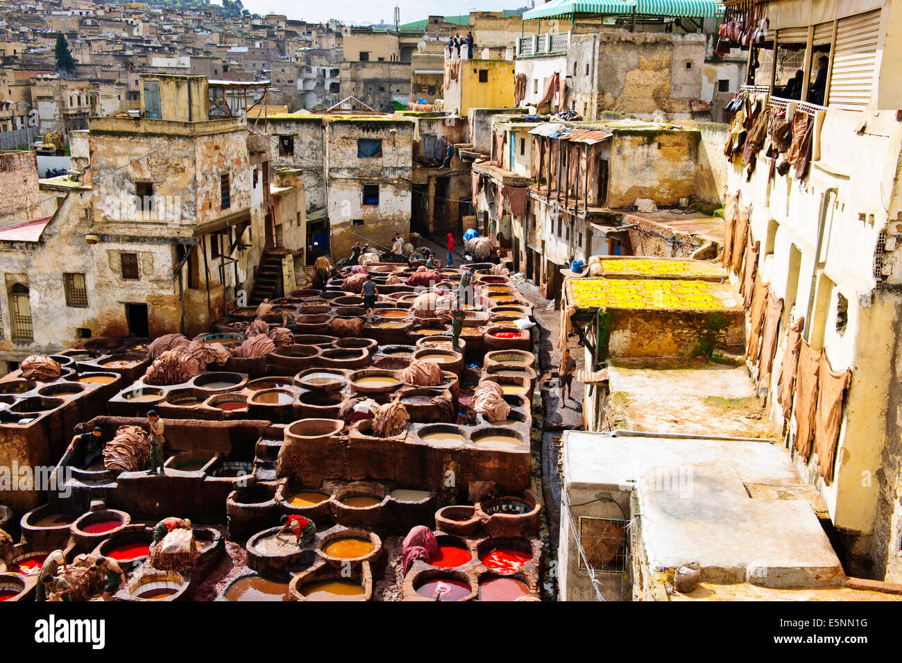 Fes, Leather District, sterben Gruben, Skins, Läden, die alle Arten von Lederwaren, Gerberei Chaouwara, Medina, Souk, Fes, Fez, Marokko Stockfoto