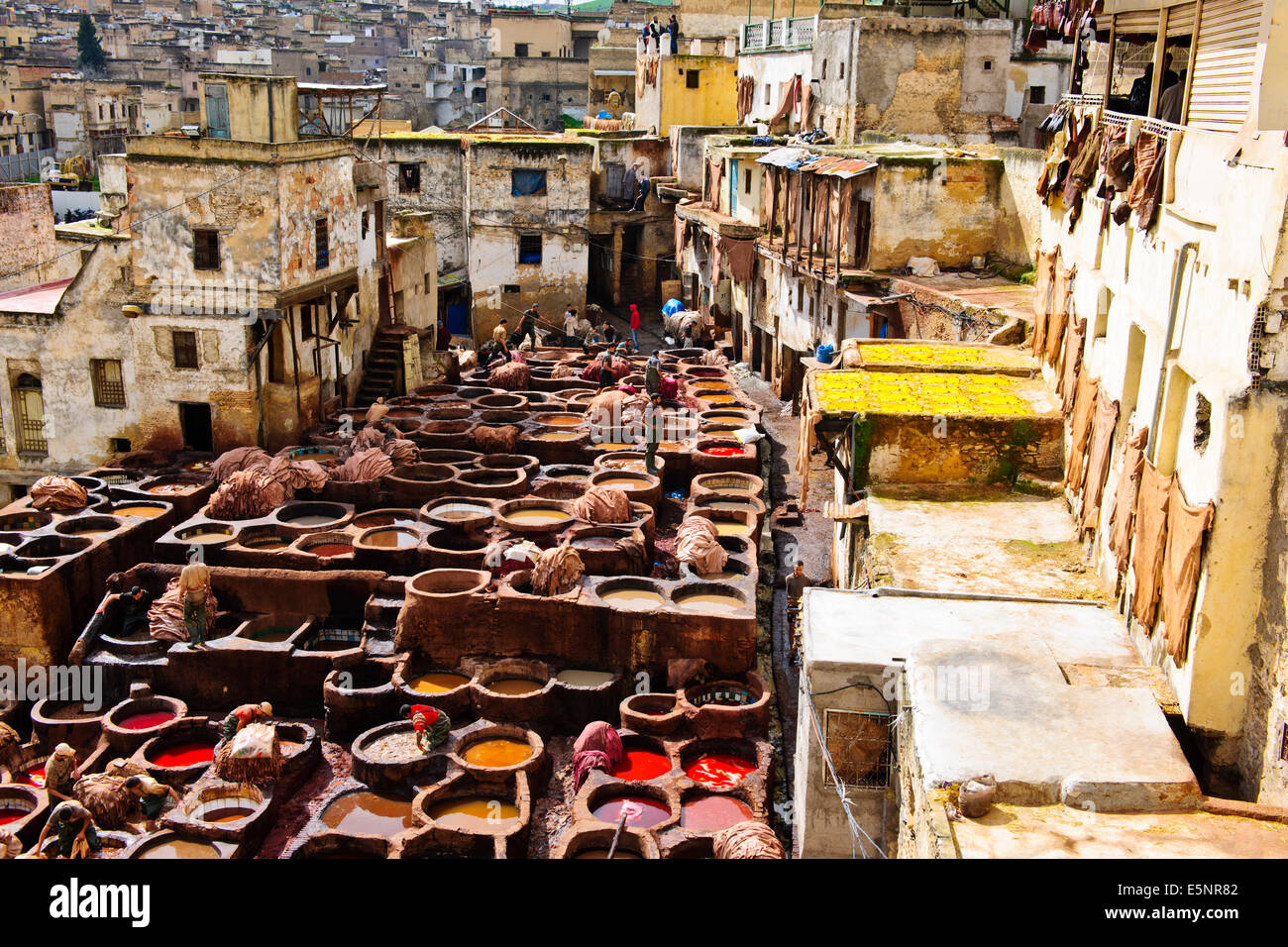 Fes, Leather District, sterben Gruben, Skins, Läden, die alle Arten von Lederwaren, Gerberei Chaouwara, Medina, Souk, Fes, Fez, Marokko Stockfoto