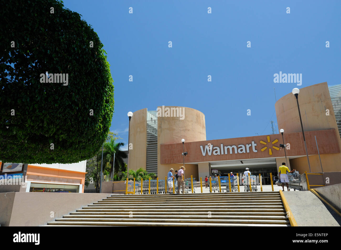 Shopper im Walmart Store in Acapulco, Mexiko Stockfoto