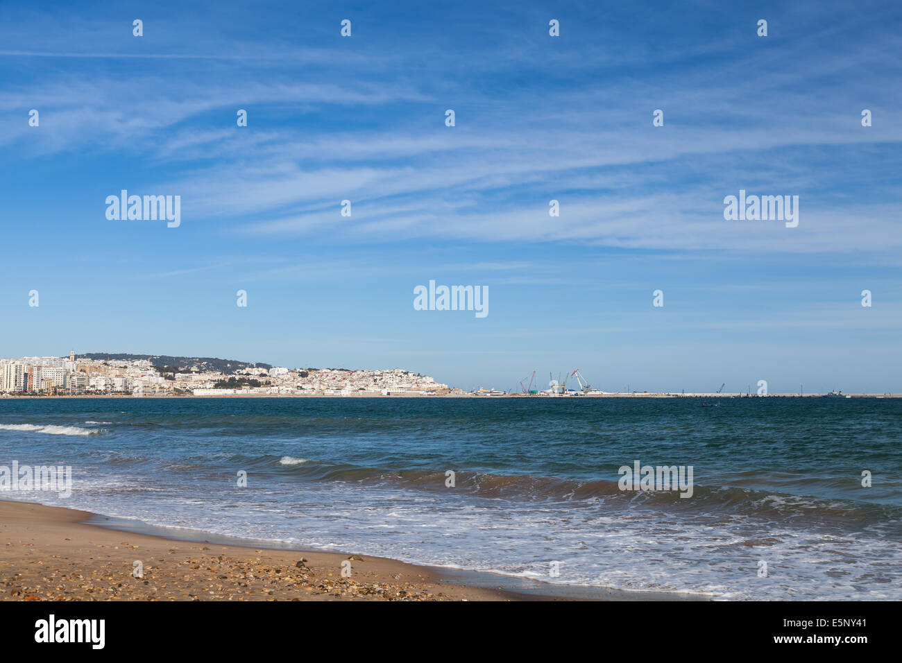 Tanger Hafen und Stadt-Landschaft mit blauem Himmel, Marokko, Afrika Stockfoto