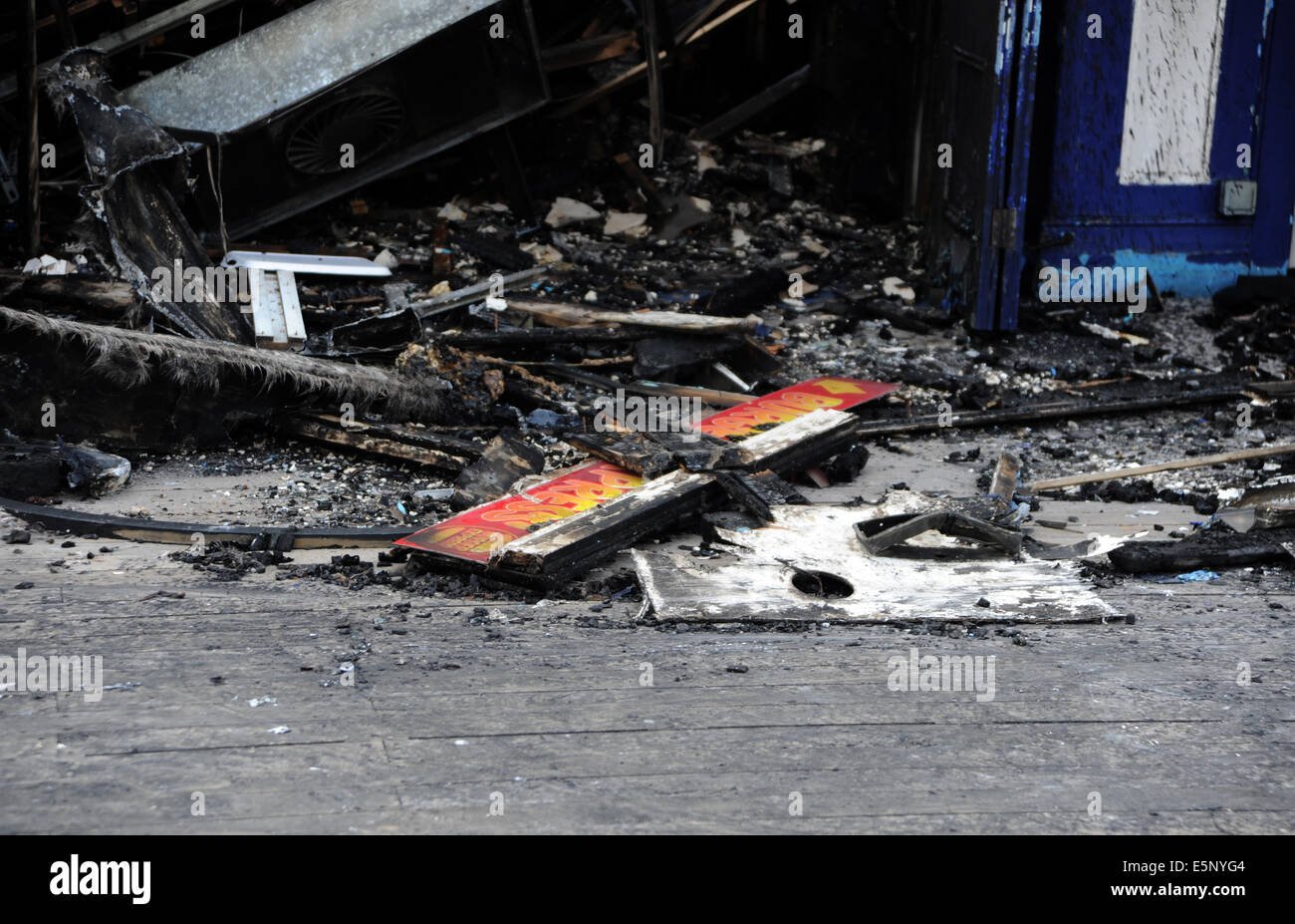 Eastbourne Sussex UK 31. Juli 2014 - die verschlungenen Wrack der Eastbourne Pier heute Morgen am Tag nach dem Brand Stockfoto