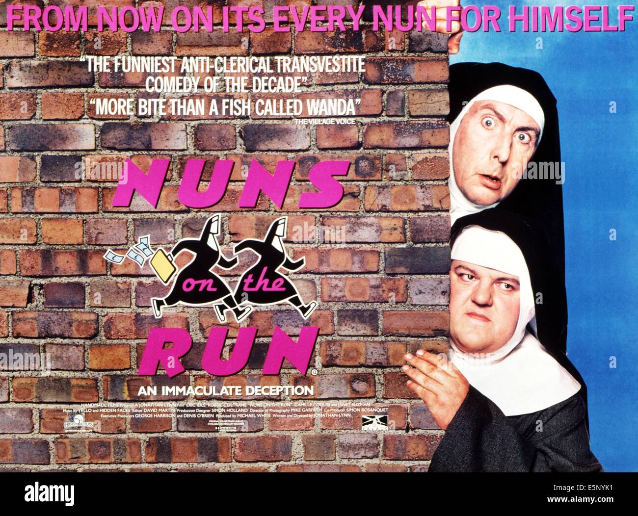 Nonnen ON THE RUN, Eric Idle (oben), Robbie Coltrane, 1990, TM & Copyright © 20th Century Fox Film Corp./Courtesy Everett Stockfoto