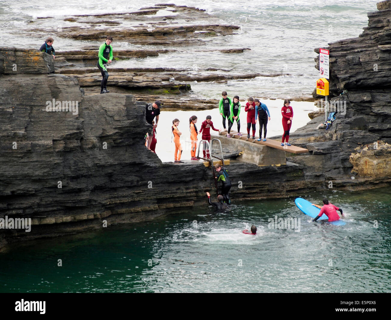 Junge Menschen Tauchen vom Felsen in Bundoran, County Donegal, Irland im Rahmen eines Jünglings Abenteuer Urlaub. Stockfoto