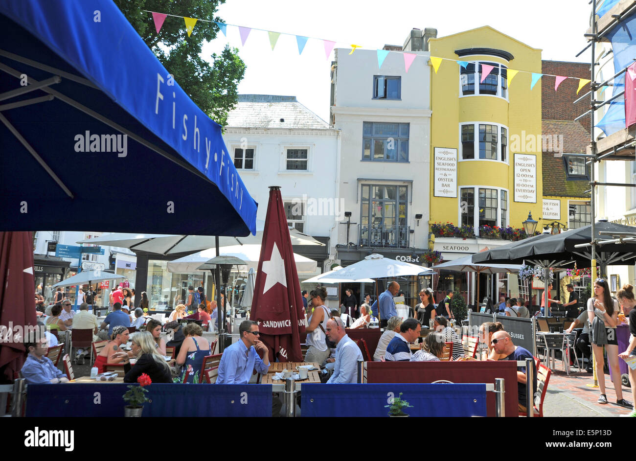 Brighton Sussex UK Juli 2014 - Mittagessen im Freien im Fishy Fishy Restaurant East Street Brighton, das seitdem geschlossen ist Stockfoto