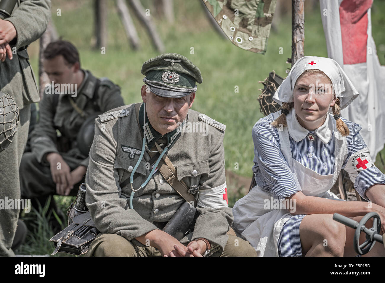 TEKOV, Slowakei - Juli 26,2014: Deutsche Leutnant und eine Krankenschwester auf eine Pause während der Nachstellung des zweiten Weltkriegs kämpft in der Slowakei Stockfoto