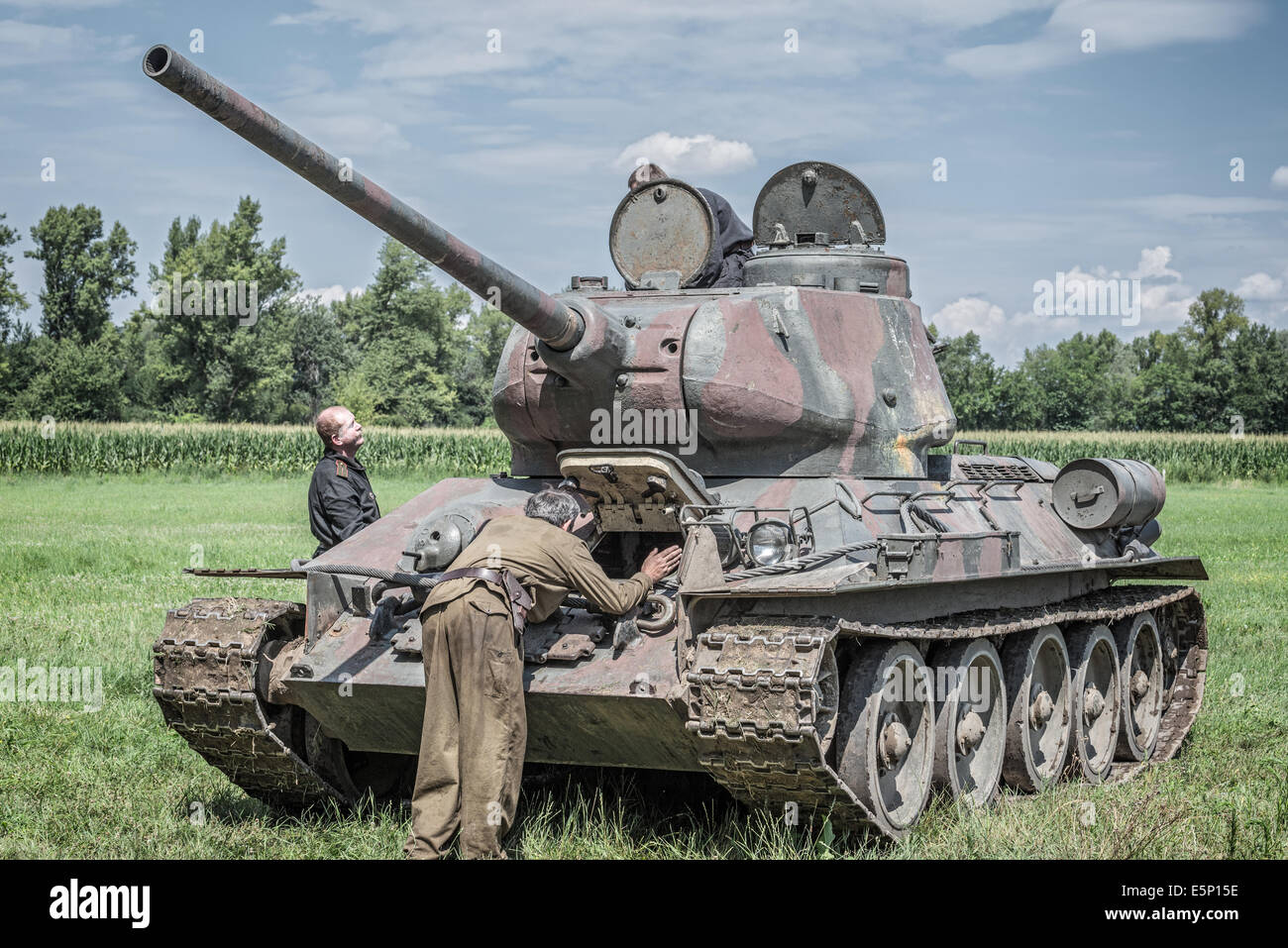 Russische Soldaten, die Überprüfung eines Panzers vor dem Angriff auf deutscher Stellungen bei Nachstellung des zweiten Weltkriegs kämpft in der Slowakei Stockfoto