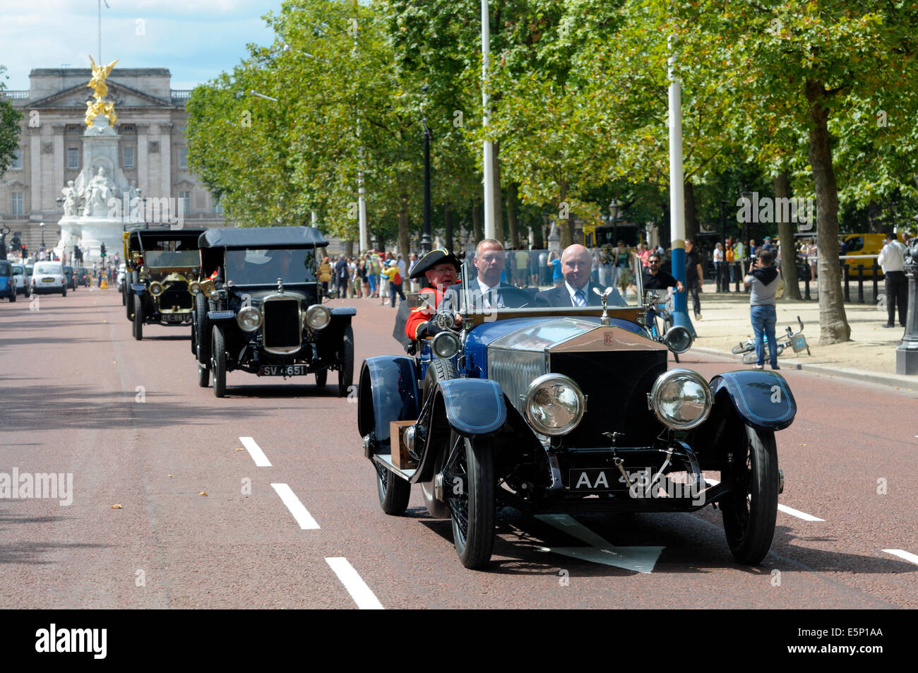 London, UK. 4. August 2014. Ersten Weltkrieg hundertjährigen Parade. Oldtimer fahren in der Mall Stockfoto