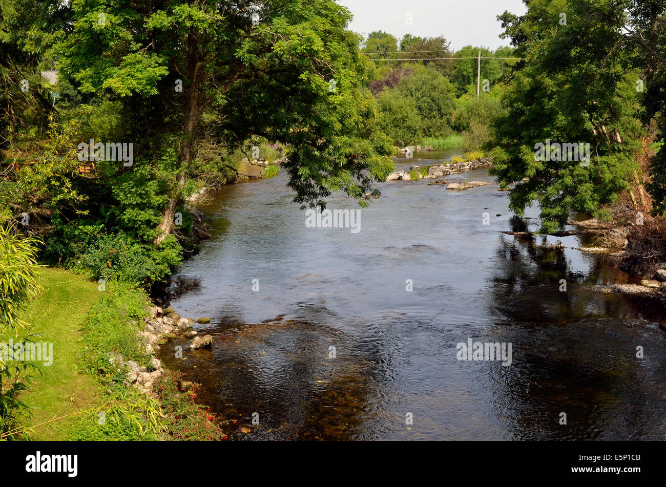 Friedliche Szene auf dem Fluss Cong Cong, County Mayo, Irland Stockfoto