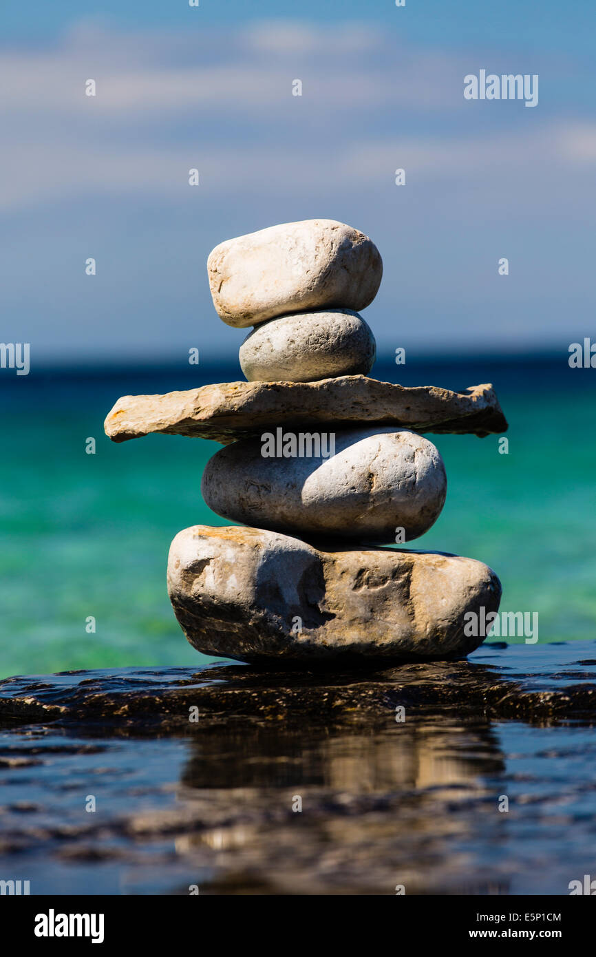 Bruce Peninsula National Park Georgian Bay Tobermory Ontario Kanada. Am Ufer der georgischen Bucht Ontario Kanada Inukshuk. Stein-lan Stockfoto