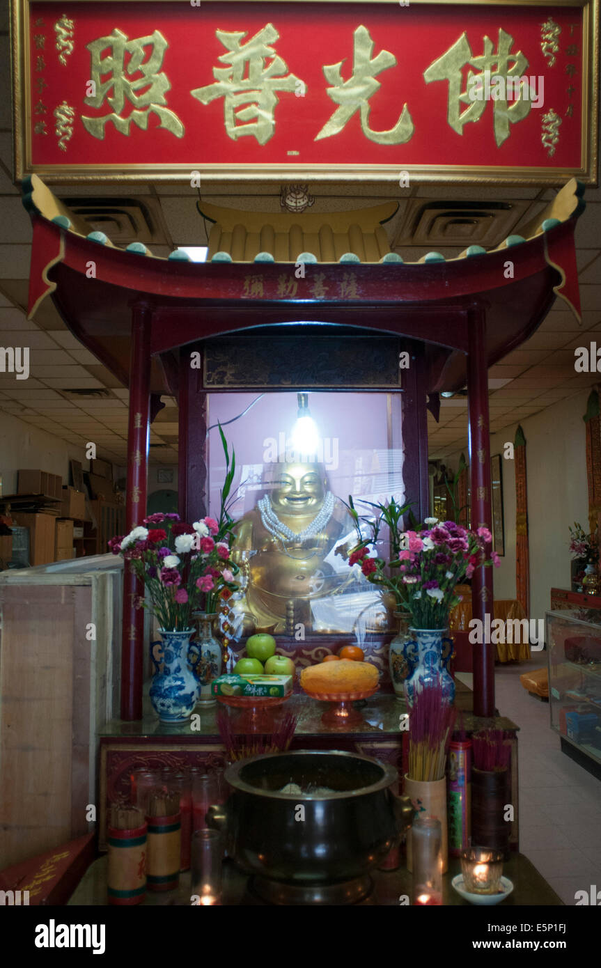 Altar in buddhistischen Tempel in New Yorks Chinatown, Amitabha buddhistische Gesellschaft U. s.a. "Tak Tempel von New York gesungen". Innen o Stockfoto