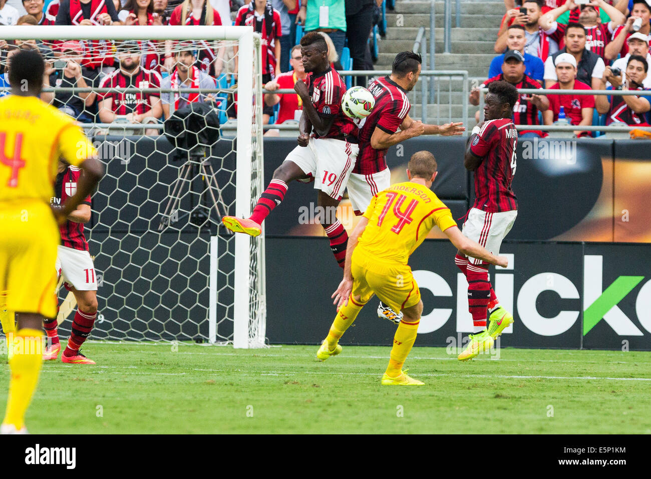 Charlotte, USA. 2. August 2014. Guinness-internationale Champions Cup. Milan-Verteidiger Adil Rami (13) und vorwärts Mbaye Niang (19) halten den Freistoß von Mittelfeldspieler Liverpool Jordan Henderson (14) während der internationalen Champions Cup Spiel FC Liverpool Vs AC Milan im Bank of America Stadium in Charlotte, North Carolina. © Aktion Plus Sport/Alamy Live-Nachrichten Stockfoto