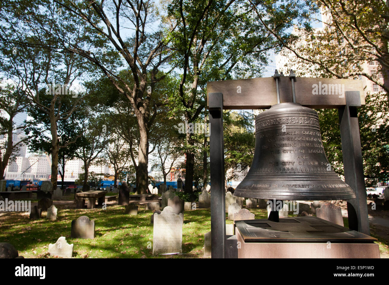 Die Glocke der Hoffnung in der St. Pauls Kirche, World Trade Center, New York, USA. St. Pauls Kapelle, Manhattan, New York City, New York, U Stockfoto