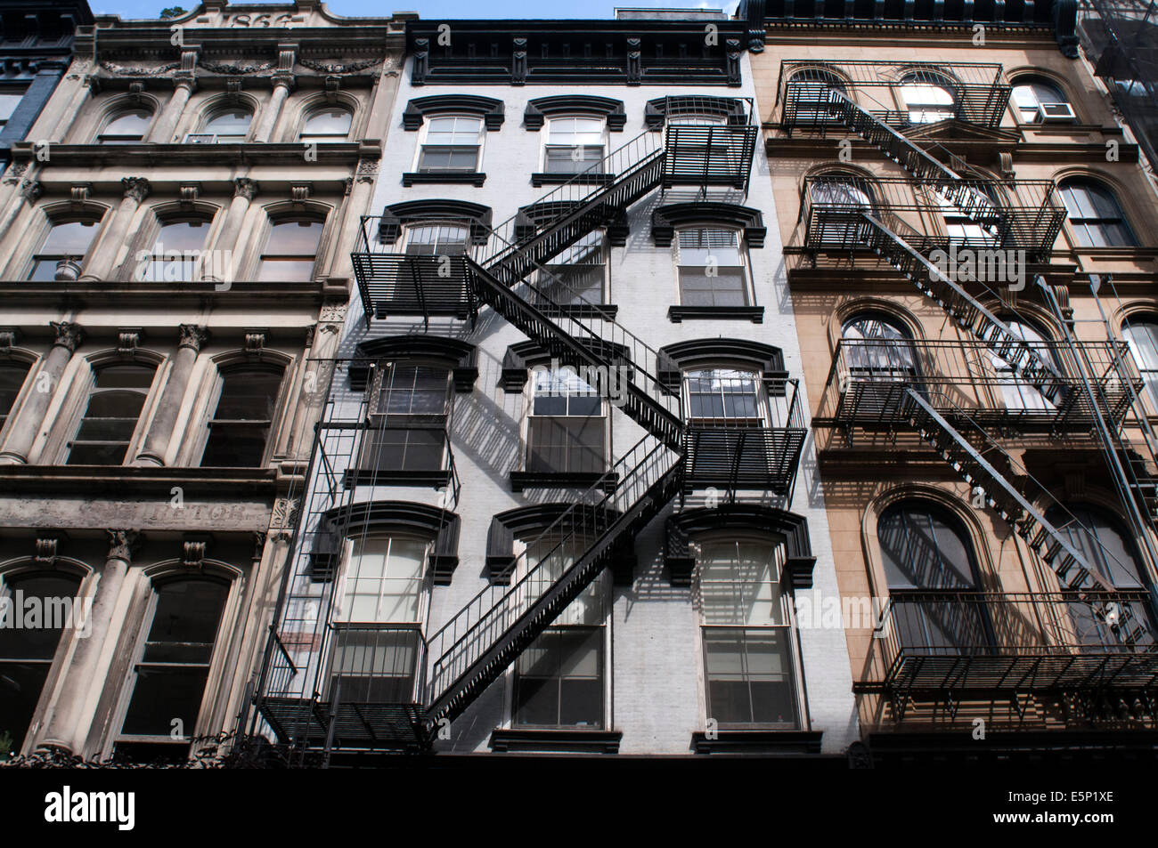 Feuerleiter, Tribeca, Manhattan, New York City, New York. Eine Feuerleiter ist eine besondere Art der Notausgang, in der Regel montiert Stockfoto