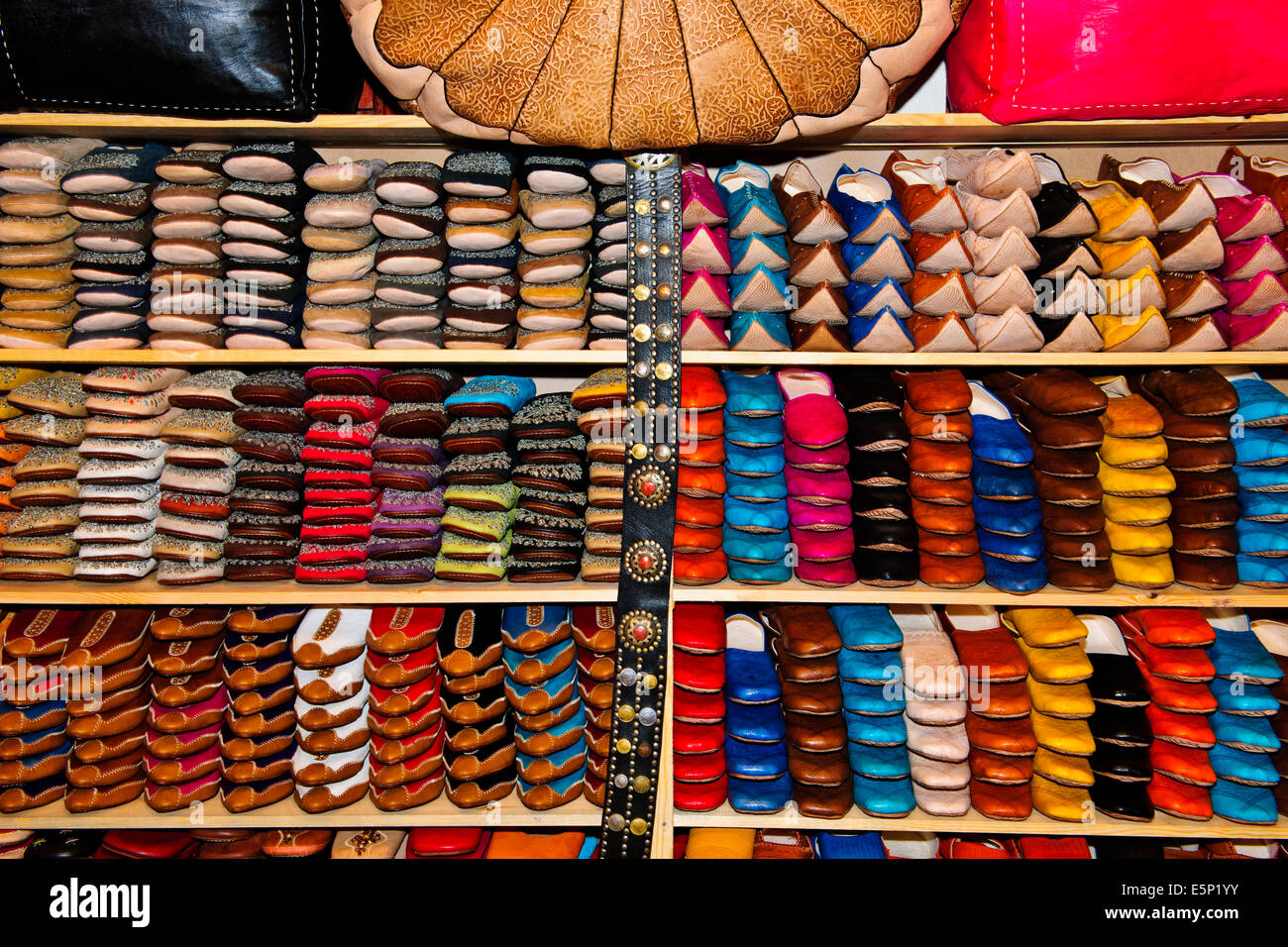Fes, Leather District, sterben Gruben, Skins, Läden, die alle Arten von Lederwaren, Gerberei Chaouwara, Medina, Souk, Fes, Fez, Marokko Stockfoto