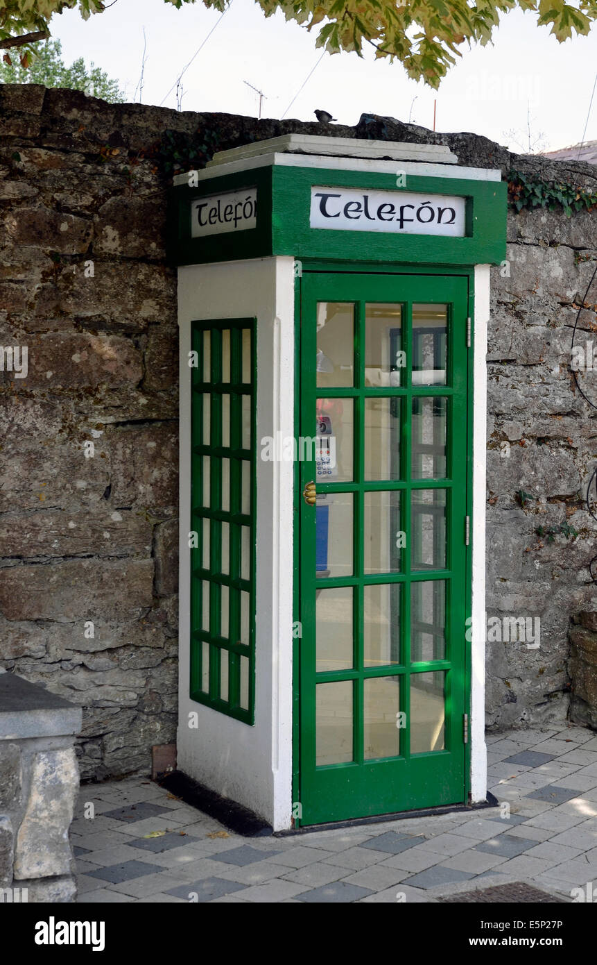 Eine altmodische irische öffentliche Telefonzelle in das historische Dorf Cong in County Mayo, Irland Stockfoto