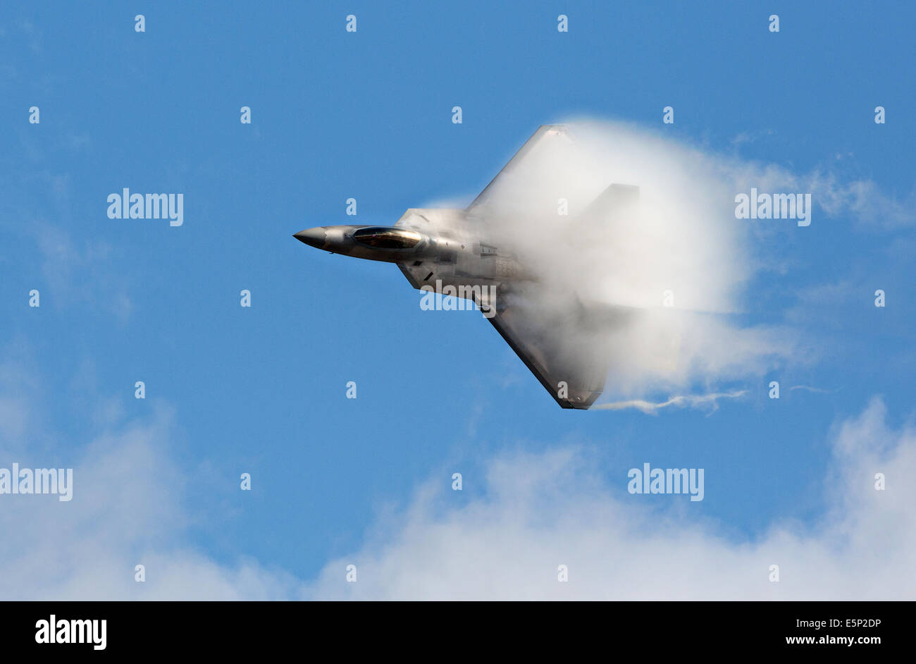 Ein US Air Force f-22 Raptor Stealth-Kampfflugzeug führt Flugmanöver über gemeinsame Basis Elmendorf-Richardson während Arctic Thunder Open House 26. Juli 2014 in Anchorage, Alaska. Stockfoto