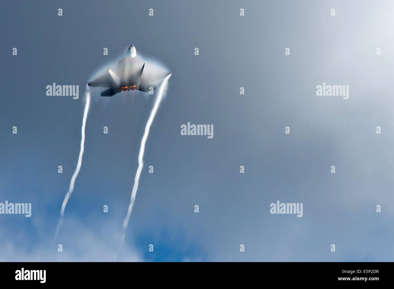 Ein US Air Force f-22 Raptor Stealth-Kampfflugzeug führt Flugmanöver über gemeinsame Basis Elmendorf-Richardson während Arctic Thunder Open House 26. Juli 2014 in Anchorage, Alaska. Stockfoto