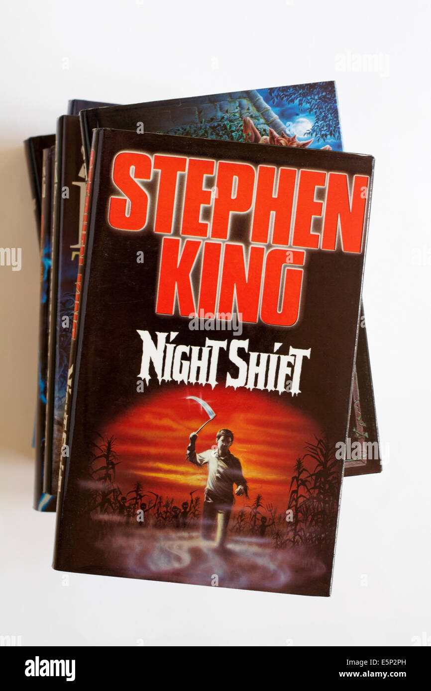 Stapel von Stephen King Bücher mit Nachtschicht von Stephen King auf oben auf weißem Hintergrund Stockfoto