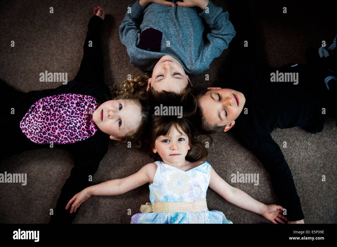 Blick in die Kamera mit anderen Kindern im Hintergrund Mädchen erschossen von oben Stockfoto