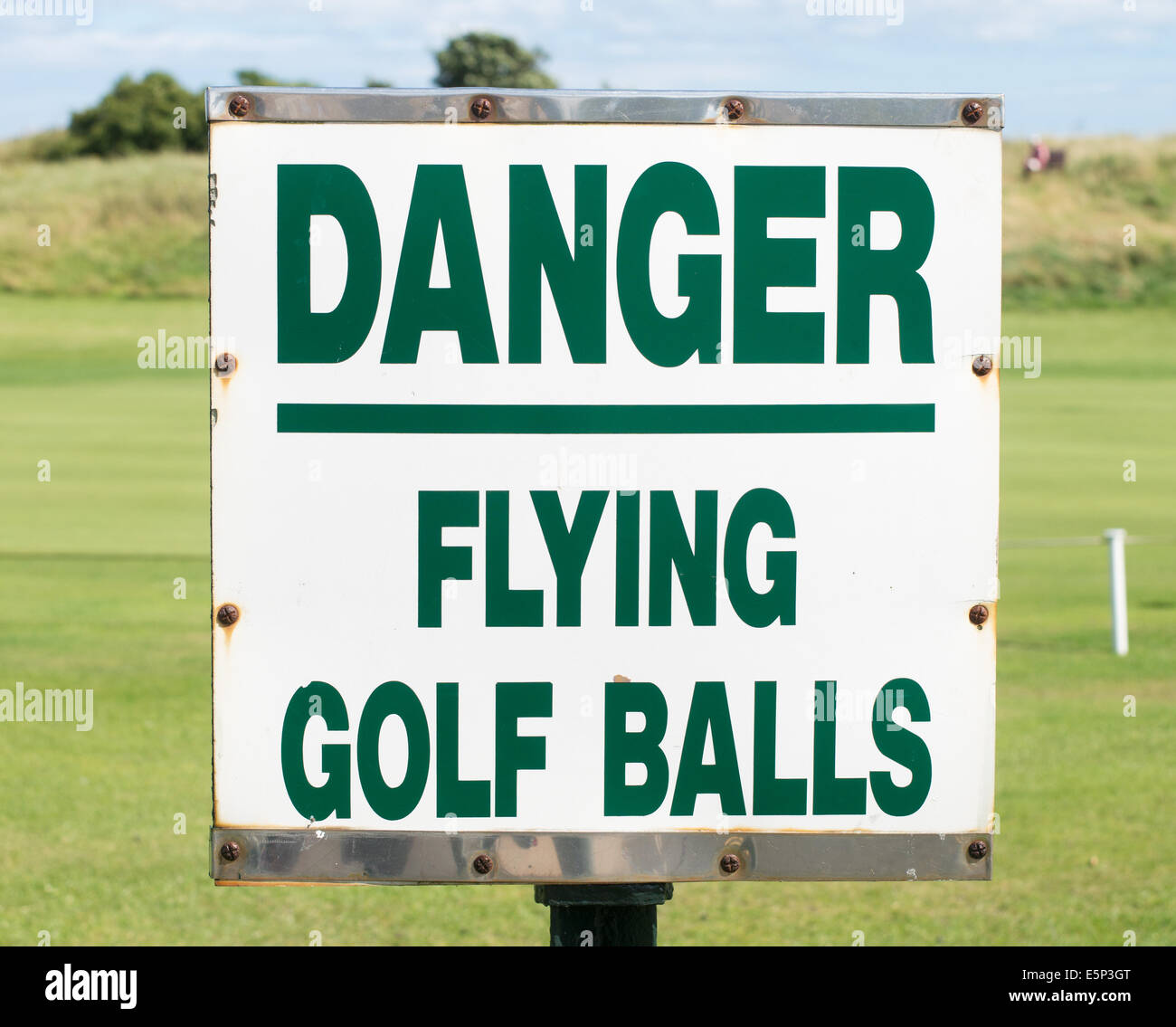 Beachten Sie Gefahr fliegen Golf Balls Alnmouth Village Golf Club, Northumberland, England, UK Stockfoto