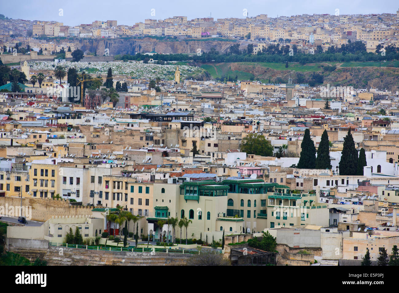 Skyline der Stadt Fez nach Ost und West, Souk, umgebenden Hügeln, Stadtmauern, jüdischer Friedhof, Moscheen, Minarette, ehemalige Hauptstadt, Marokko Stockfoto