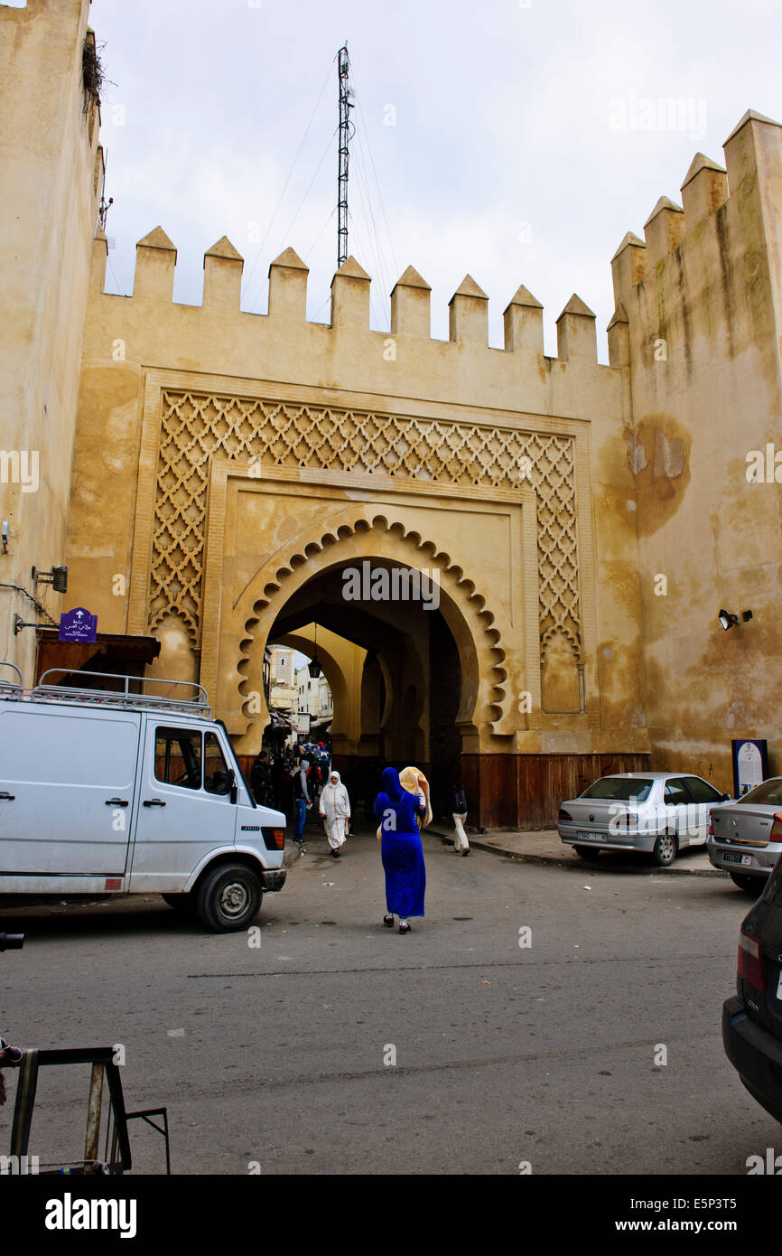 Fes el Bali. Es ist als UNESCO-Weltkulturerbe aufgeführt und gilt als eines der weltweit größten autofreien Stadtgebieten. Stockfoto