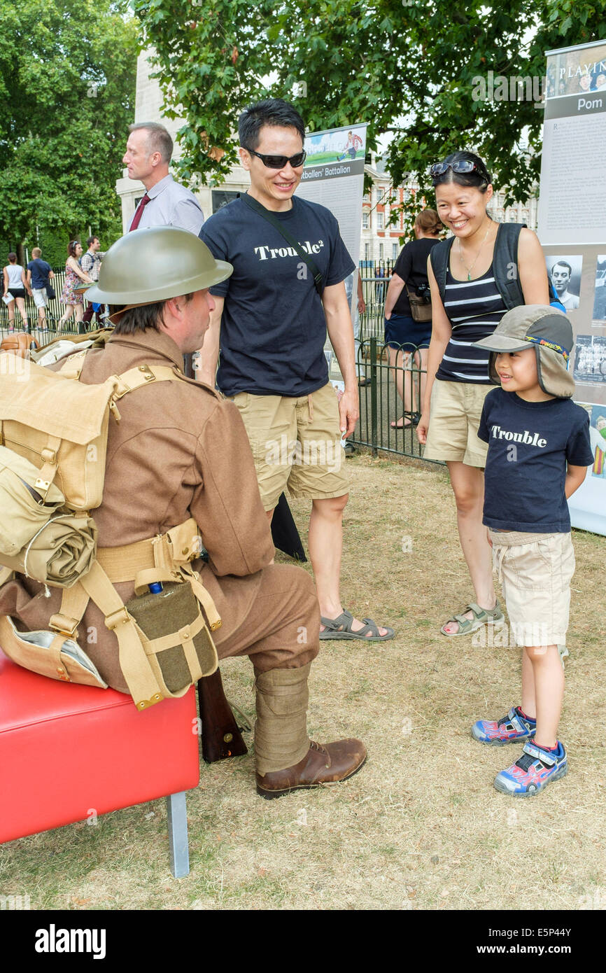 Eine historische Geschichtenerzähler in der WK1 Uniform eines britischen Soldaten gekleidet erklärt Besuchern das Leben in den Schützengräben, London. Stockfoto