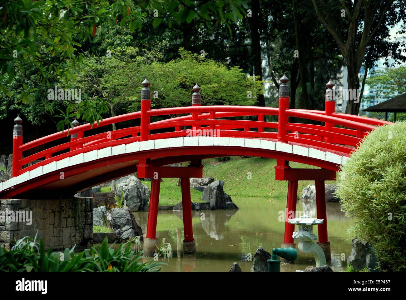 Singapur Eine traditionelle japanische Brücke überspannt die Lagune am