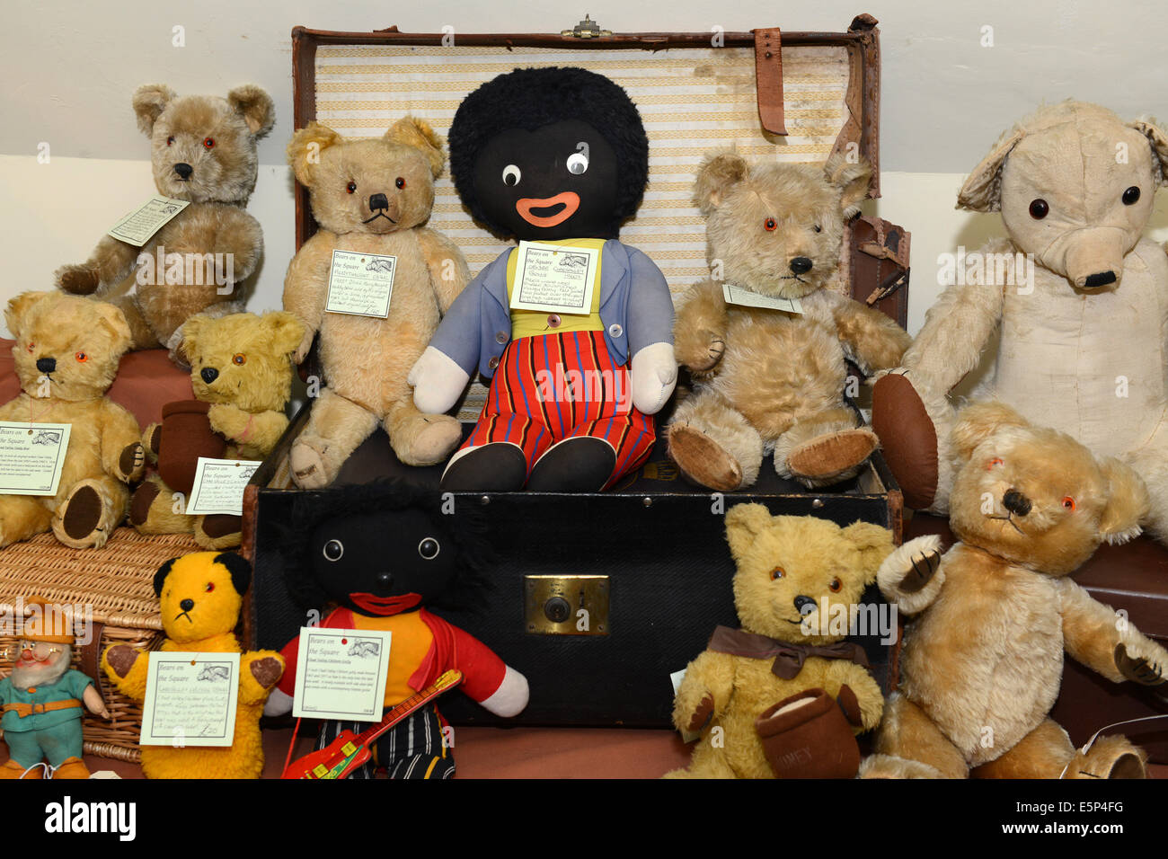 Vintage Teddybären und Golly zum Verkauf an Bären auf dem Platz an Ironbridge Uk Stockfoto
