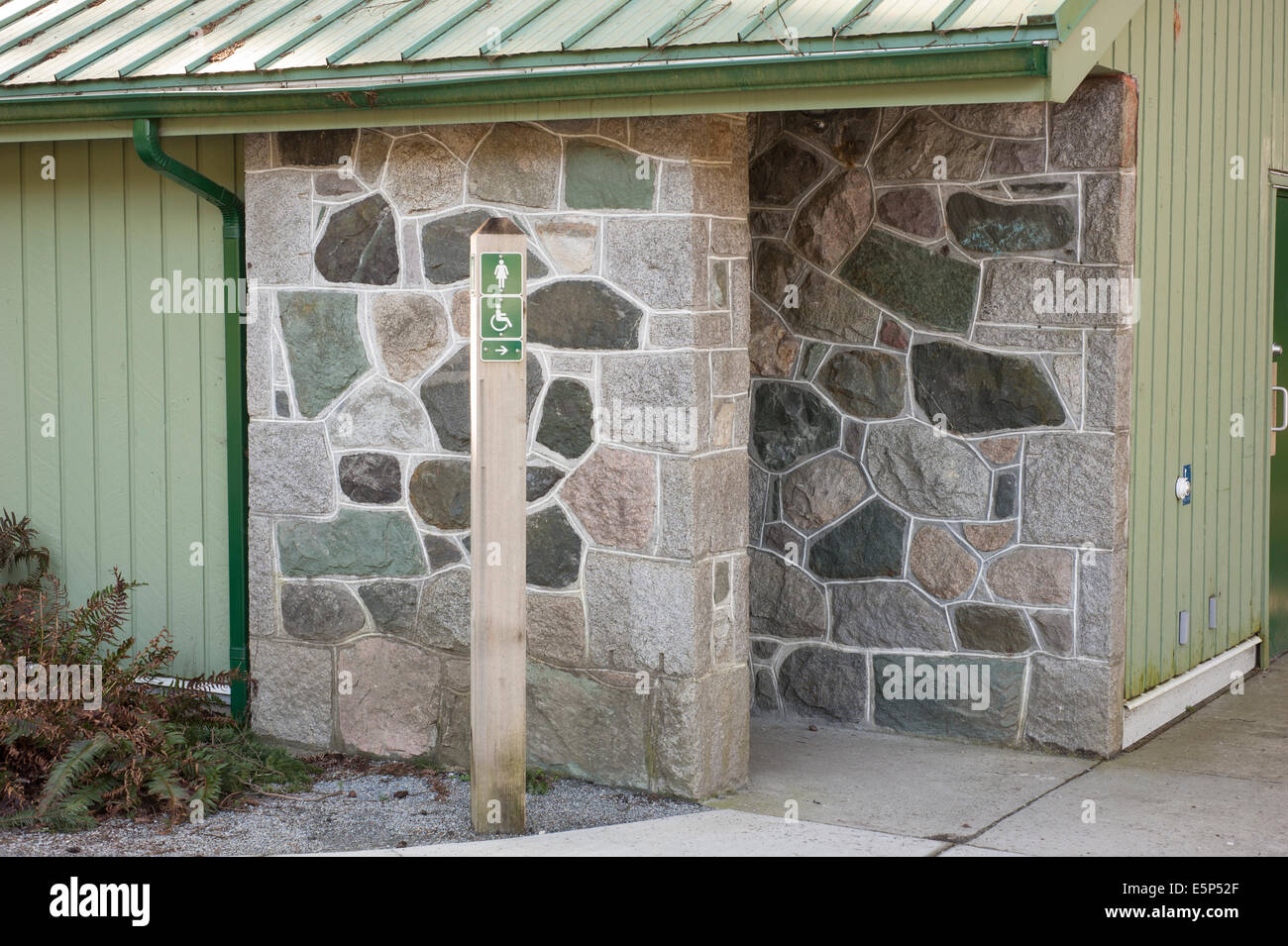 Vancouver Park Waschräume wurden einmal mit einem Stein Eingang konfrontiert. Stockfoto