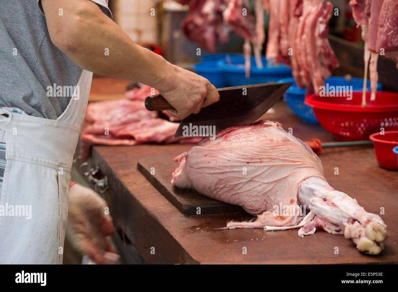 Hong Kong Metzger Schneiden von Fleisch. Stockfoto