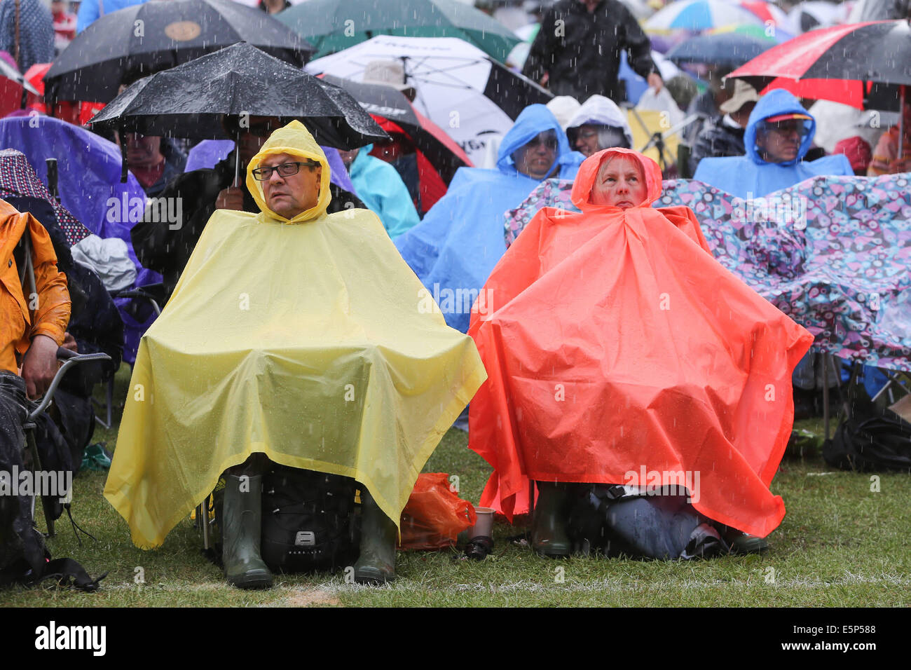 MUSIK-FANS IM REGEN AUF CAMBRIDGE FOLK FESTIVAL, NASS Stockfoto