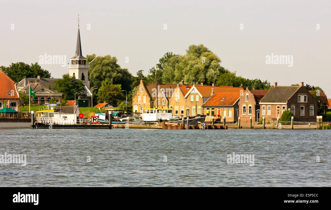 Blick auf Puttershoek über Oude Maas Fluss, Südholland, Niederlande Stockfoto