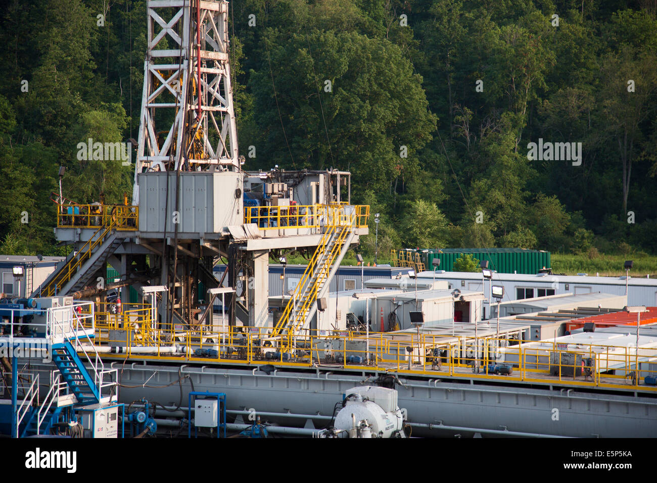 Ruff Creek, Pennsylvania - A Pioneer Drilling Company Rig mittels Fracking nach Erdgas bohren. Stockfoto