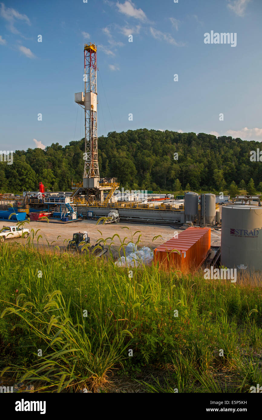 Ruff Creek, Pennsylvania - A Pioneer Drilling Company Rig mittels Fracking nach Erdgas bohren. Stockfoto