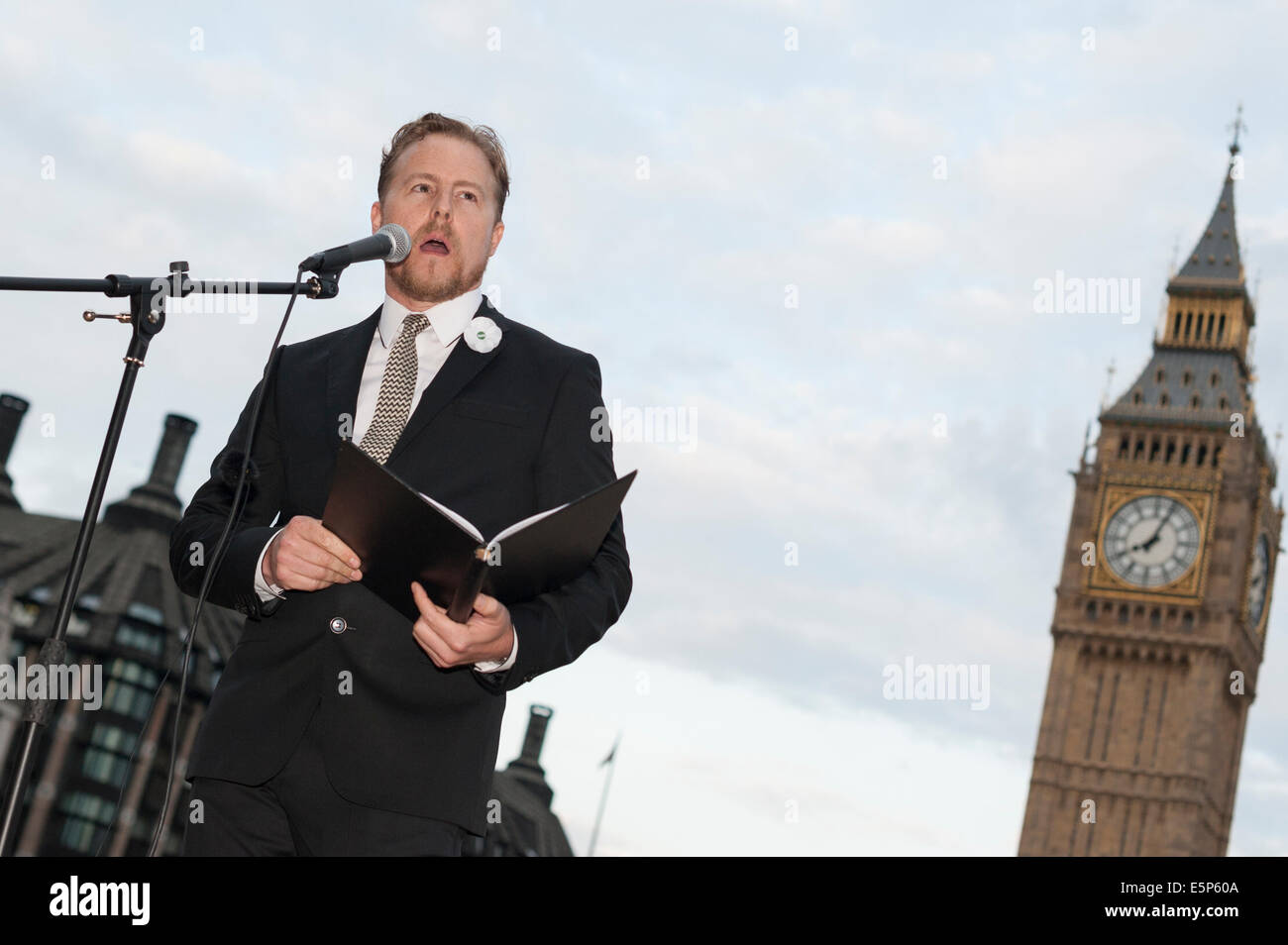 Parliament Square, London, UK. 4. August 2014. Die Kampagne "No Glory in War" eine Veranstaltung in Parliament Square, London, zum Gedenken an die 15 Millionen im ersten Weltkrieg, darunter fast 1 Million britische Soldaten getötet. Die Aktivisten befürworten, dass das beste, was, das die gefallenen Toten gedacht werden können ist, durch die Schaffung einer Welt, in denen kein Krieg mehr. Im Bild: SAM WEST - Schauspieler. Bildnachweis: Lee Thomas/Alamy Live-Nachrichten Stockfoto